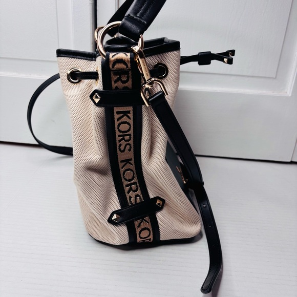 Price firm MICHAEL KORS Maeve Medium Canvas Bucket Bag - Picture 6 of 11
